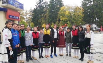 Урок по английски на открито в Училища ЕВРОПА - Разлог